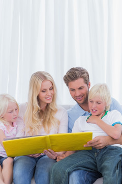 一家人一起读故事书