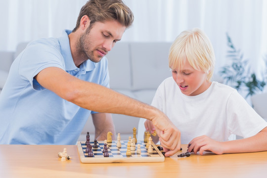 父亲和他的儿子下棋