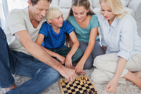 在下棋的一家人