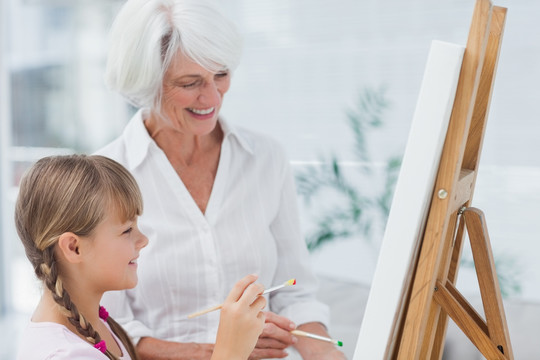开朗的奶奶和孙女一起画画
