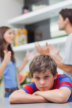 伤心的小男孩听父母的争吵