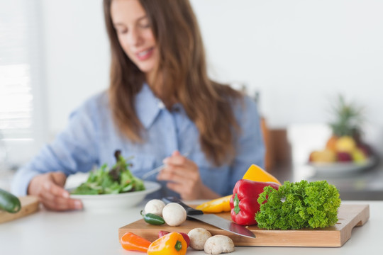 漂亮的女人吃一个素食沙拉