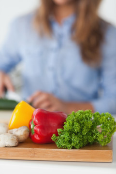 桌子上有蔬菜的菜板