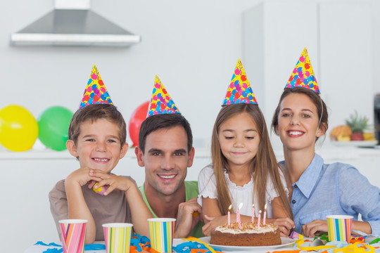 父母庆祝他们的女儿生日