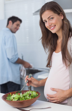 孕妇在厨房里拌沙拉