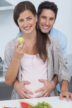 男子抱着孕妇的肚子
