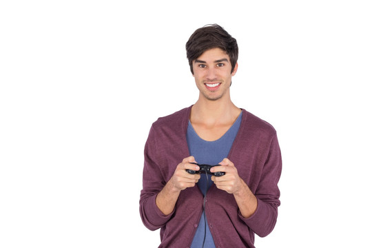 微笑着玩着电子游戏的男人