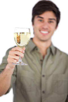 男子拿着白葡萄酒
