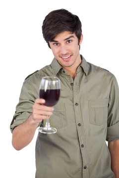 面带微笑的男子拿着红葡萄酒杯