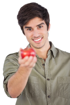 年轻人展示一个苹果