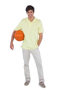 青年男子拿着篮球