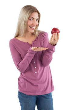 年轻的女人呈现一个苹果