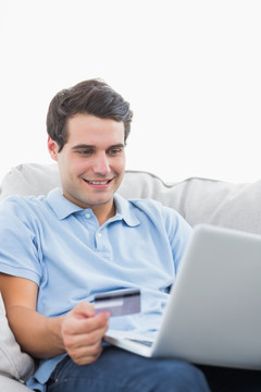男子用自己的信用卡在网上购物