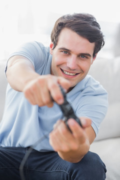 一个快乐的人玩电子游戏的肖像