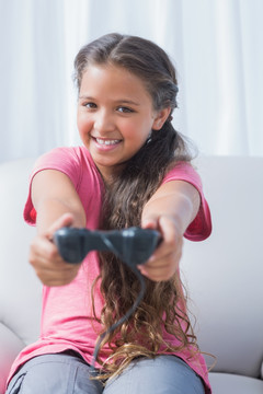 在玩电子游戏的小女孩