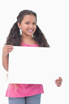小女孩微笑着拿着白纸