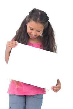 小女孩微笑着拿着白纸