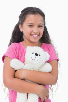 可爱的小女孩抱着她的玩具熊