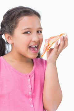 微笑的小女孩吃比萨饼