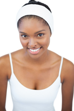 微笑的女人戴着白色的头巾