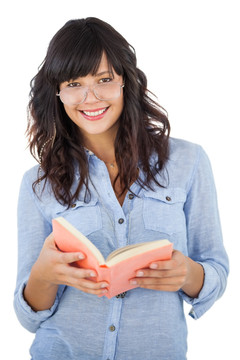 戴眼镜的年轻女子在看书