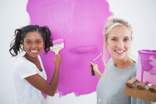 两女人在刷墙