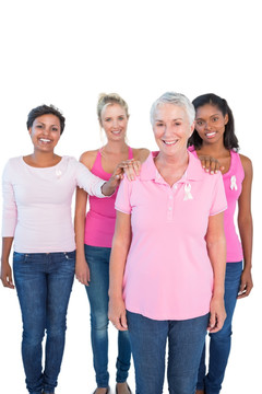 女人们戴着乳腺癌丝带