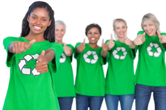 女性环保活动者竖起大拇指