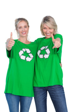 两个女人穿着回收T恤竖起大拇指