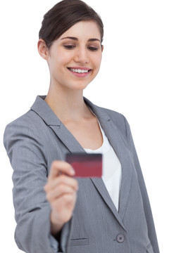 微笑的商人拿着信用卡
