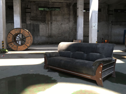 丢弃的沙发