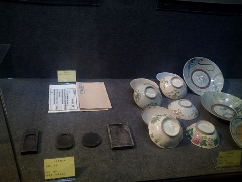 古代瓷碗和砚台