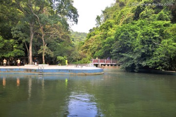 峡谷平湖