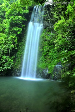 山泉瀑布