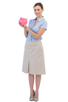开朗的女人拿着存钱罐