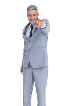 指着相机的男人