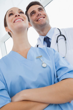 微笑的两名医生