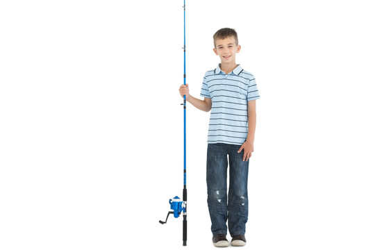 微笑的小男孩拿着钓鱼竿
