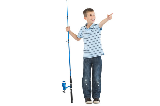 小男孩拿着钓鱼竿指向前方