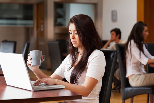 女人在咖啡馆里使用笔记本电脑