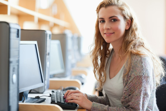微笑的女学生在用电脑