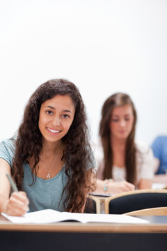 微笑的女学生在教室里