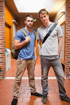 在走廊里的两名男学生