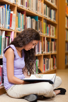 在图书馆里看书的女学生