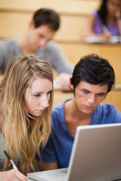 在课堂里使用笔记本电脑的学生