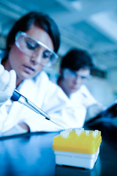 科学家在实验室中用试管滴液体