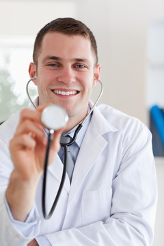 微笑的年轻医生用听诊器