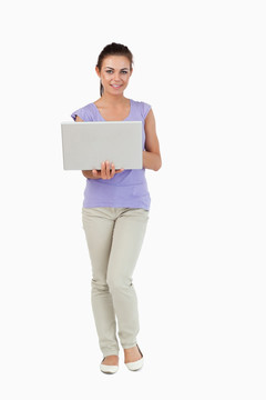 年轻女性用笔记本电脑