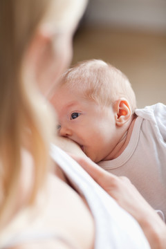 小宝宝开始母乳喂养