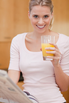 女人喝橙汁